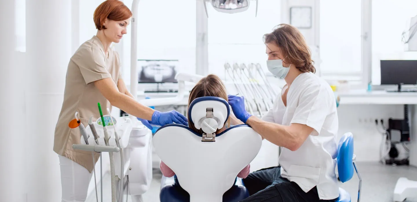 Mann beim Zahnarzt auf dem Zahnarztstuhl vor einer Parodontitis Behandlung